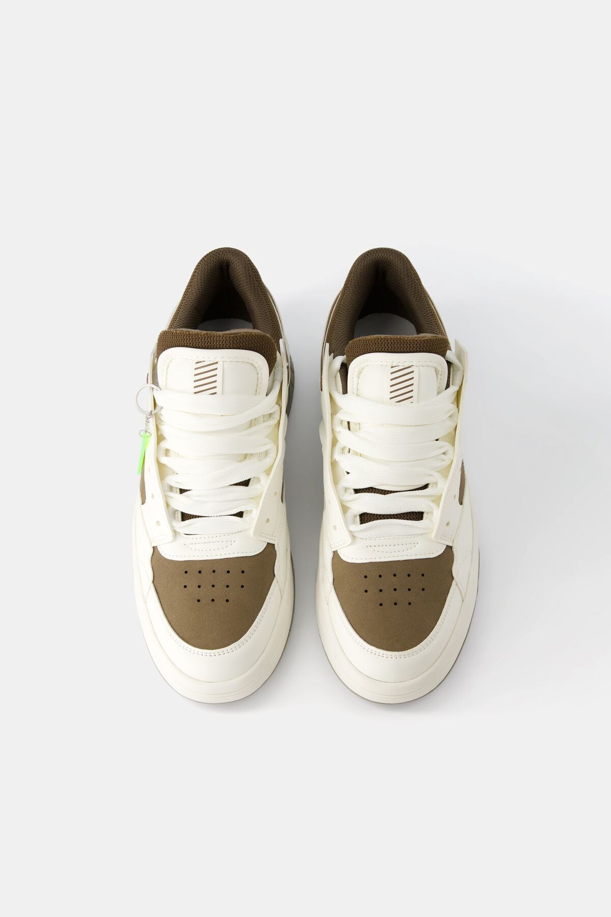 Asymmetric men's sneakers with keychain detail