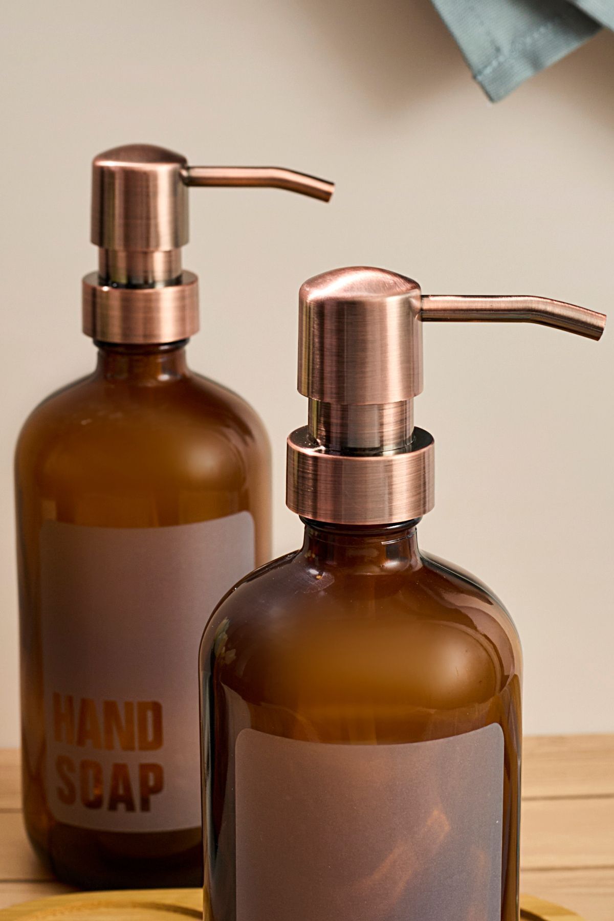 Lozione 2 Piece Amber Kitchen Liquid Soap Dispenser Set 500ml 500ml With Bamboo Tray