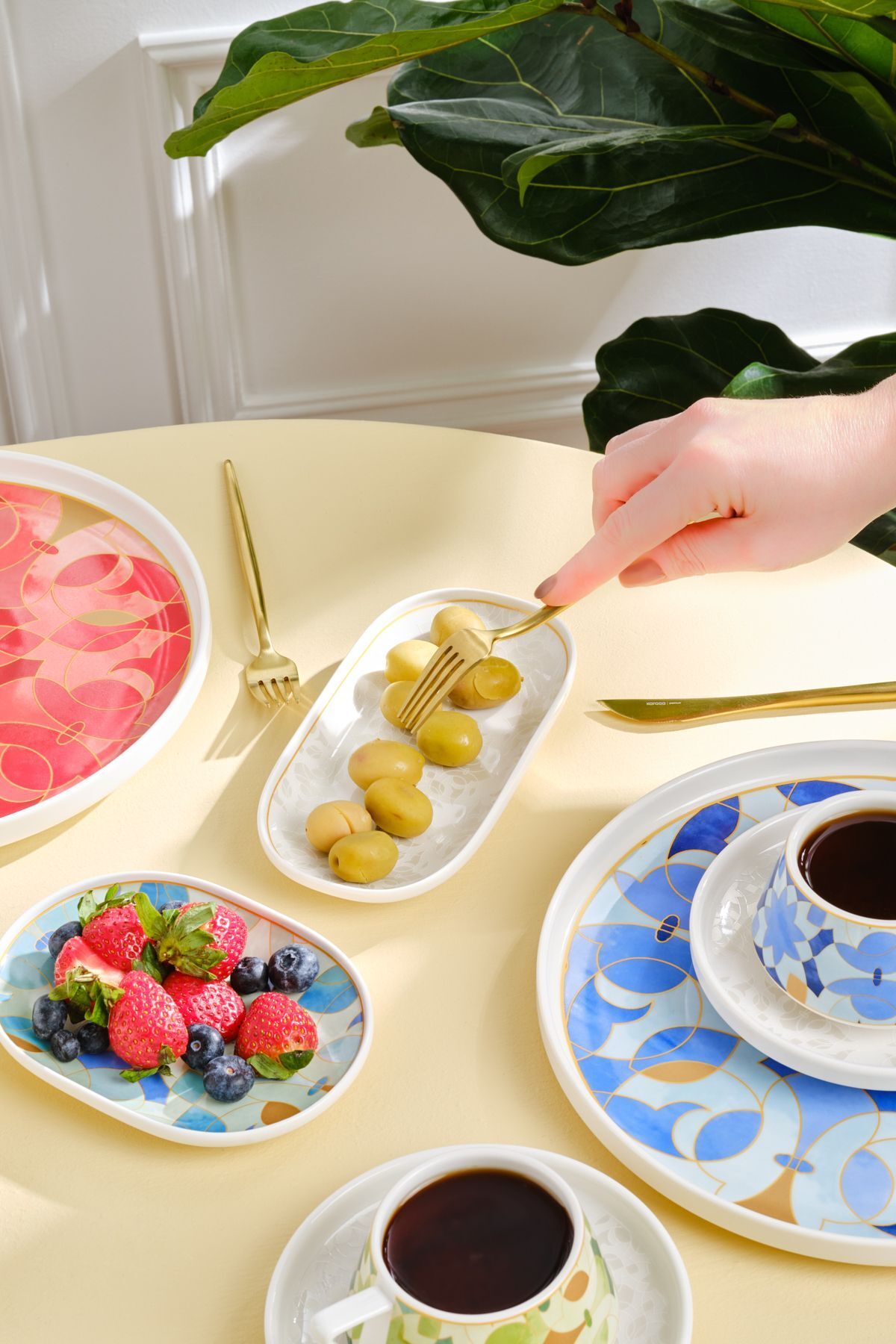 Streamline Aria 34 Pieces 6 Person Porcelain Breakfast/Serving Set