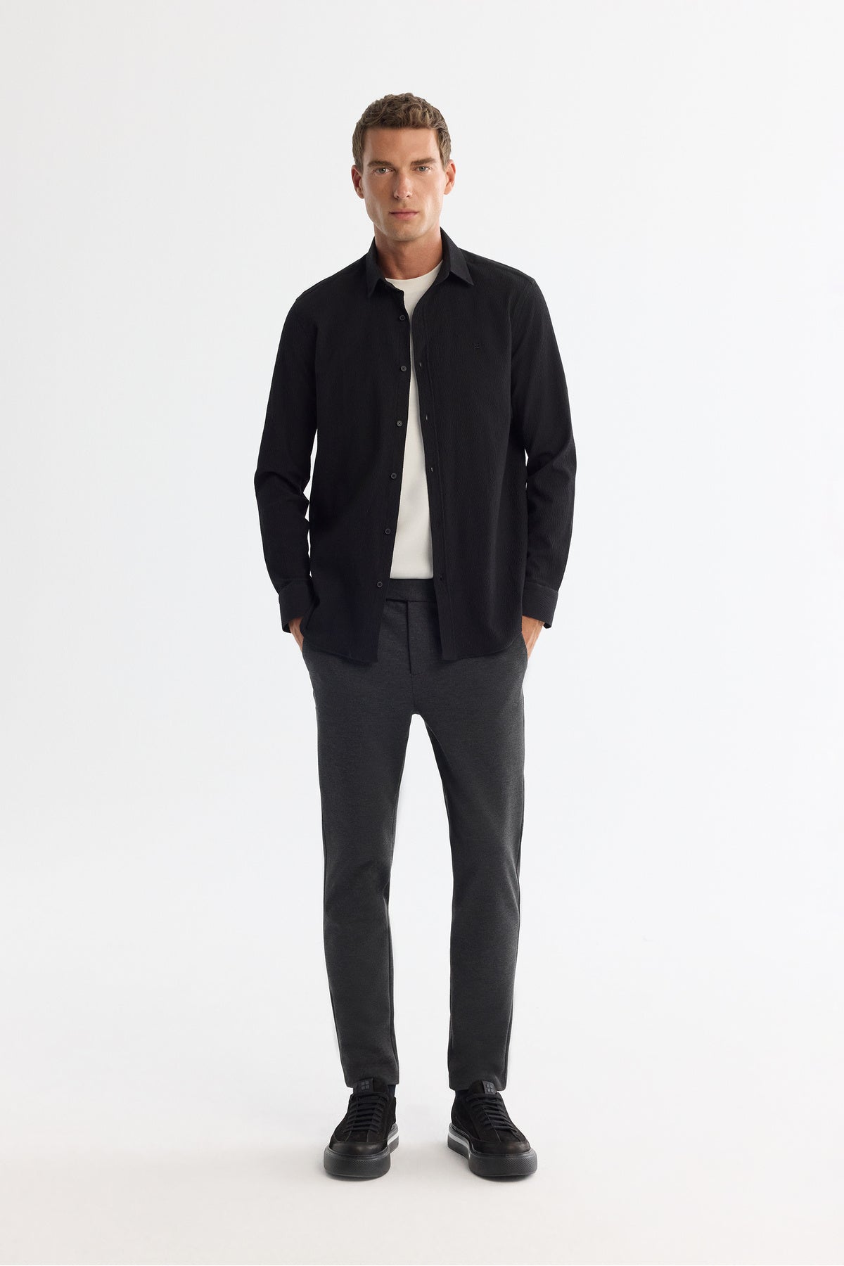 Erkek Siyah Düğmeli Yaka Kolay Ütülenir Comfort Fit Gömlek A42Y2071