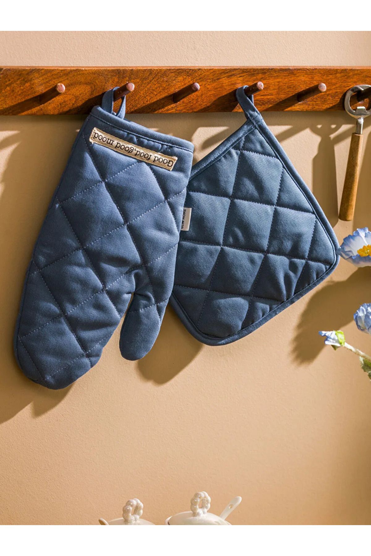 LCW Blue Letter Embroidered Oven Glove and Handle