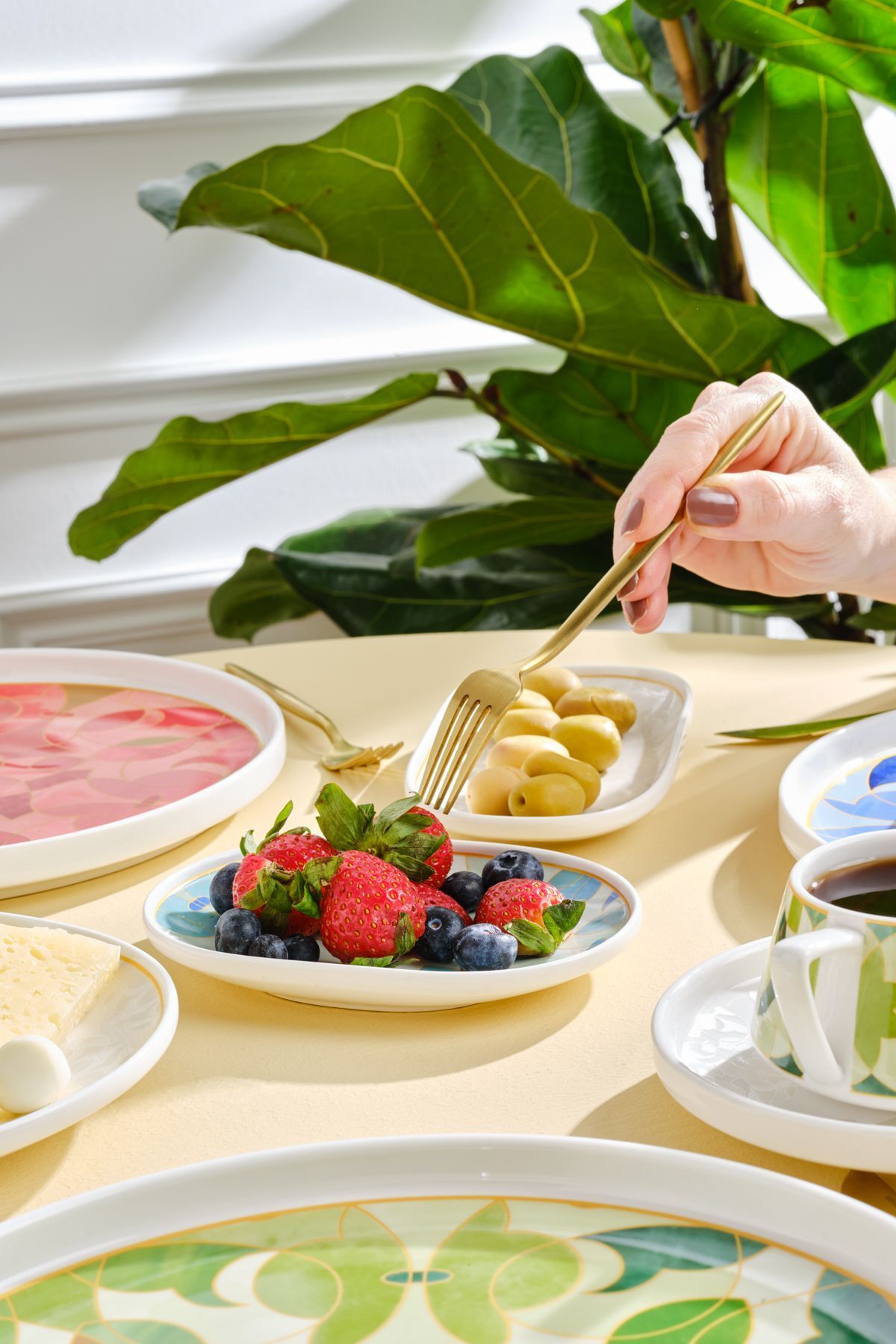 Streamline Aria 34 Pieces 6 Person Porcelain Breakfast/Serving Set