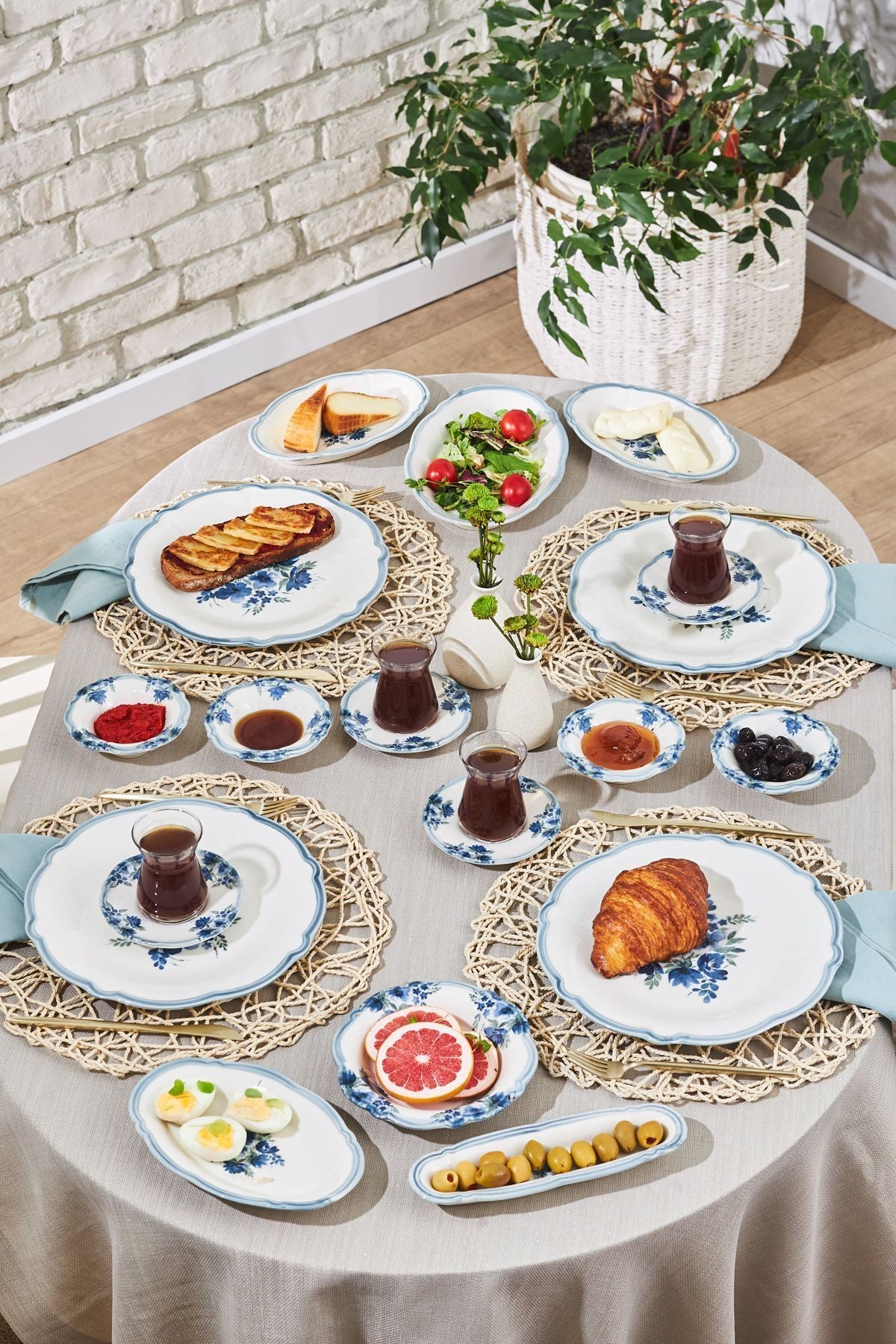 Nostalgia 32 Pieces Breakfast Serving Set for 6 Persons