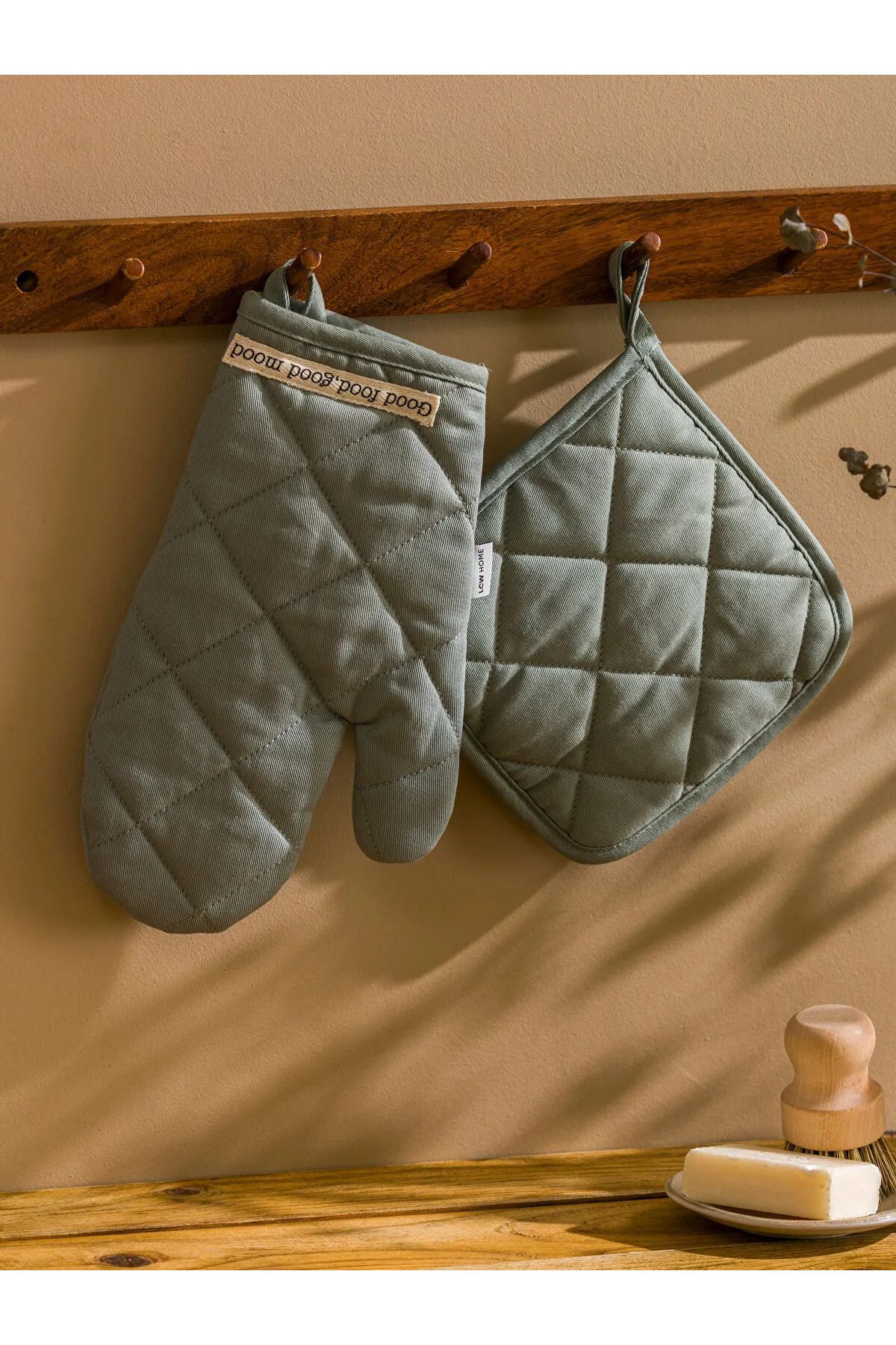 LCW HOME Green Embroidered Oven Glove and Handle