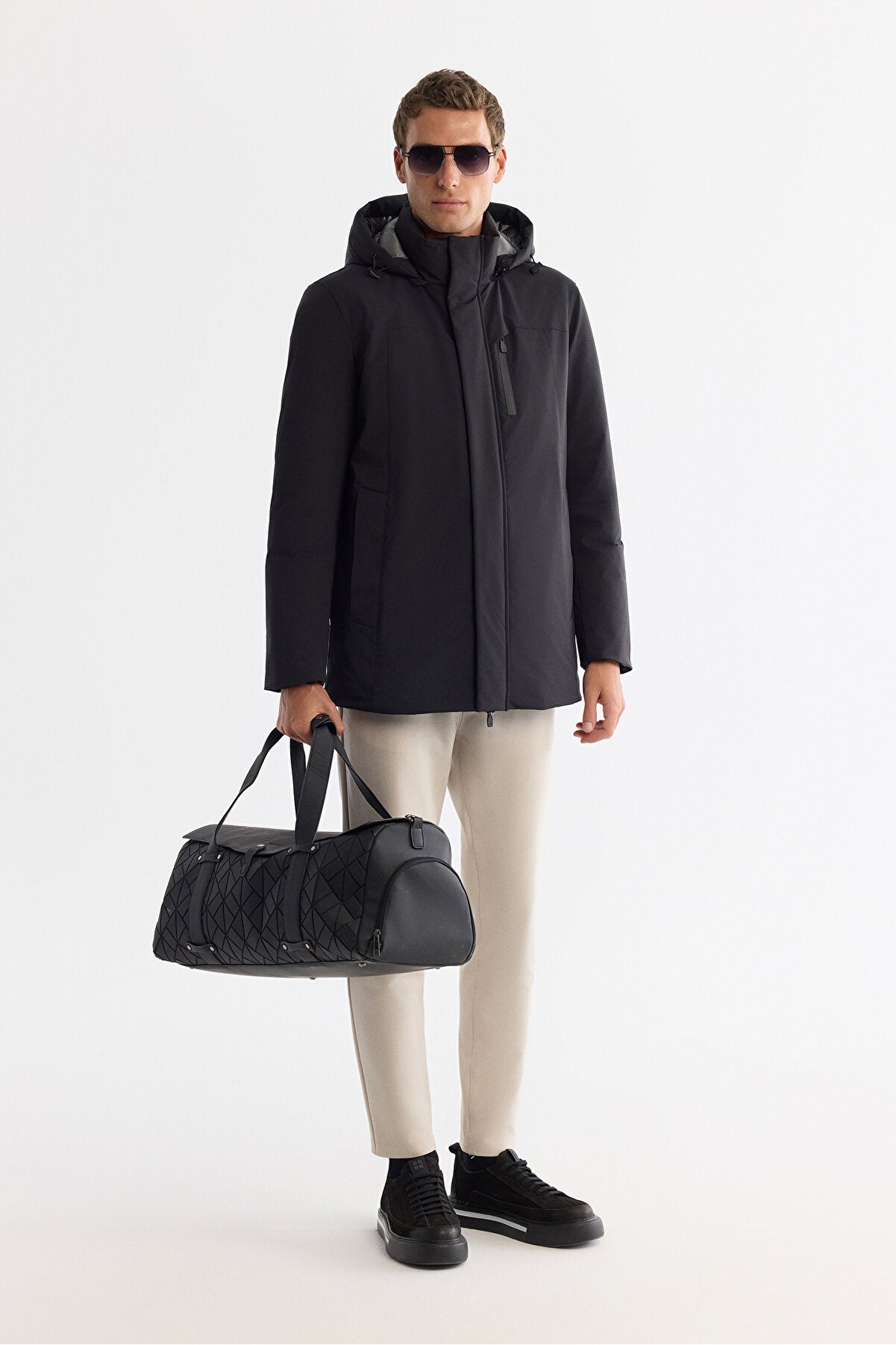 Erkek Siyah Çıkma Kapüşonlu Su İtici Rüzgar Geçirmez Uzun Comfort Fit Mont A42Y6151