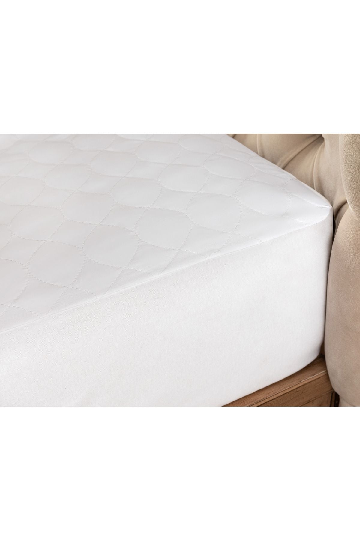 Fitted Double Bed with Quilts - White