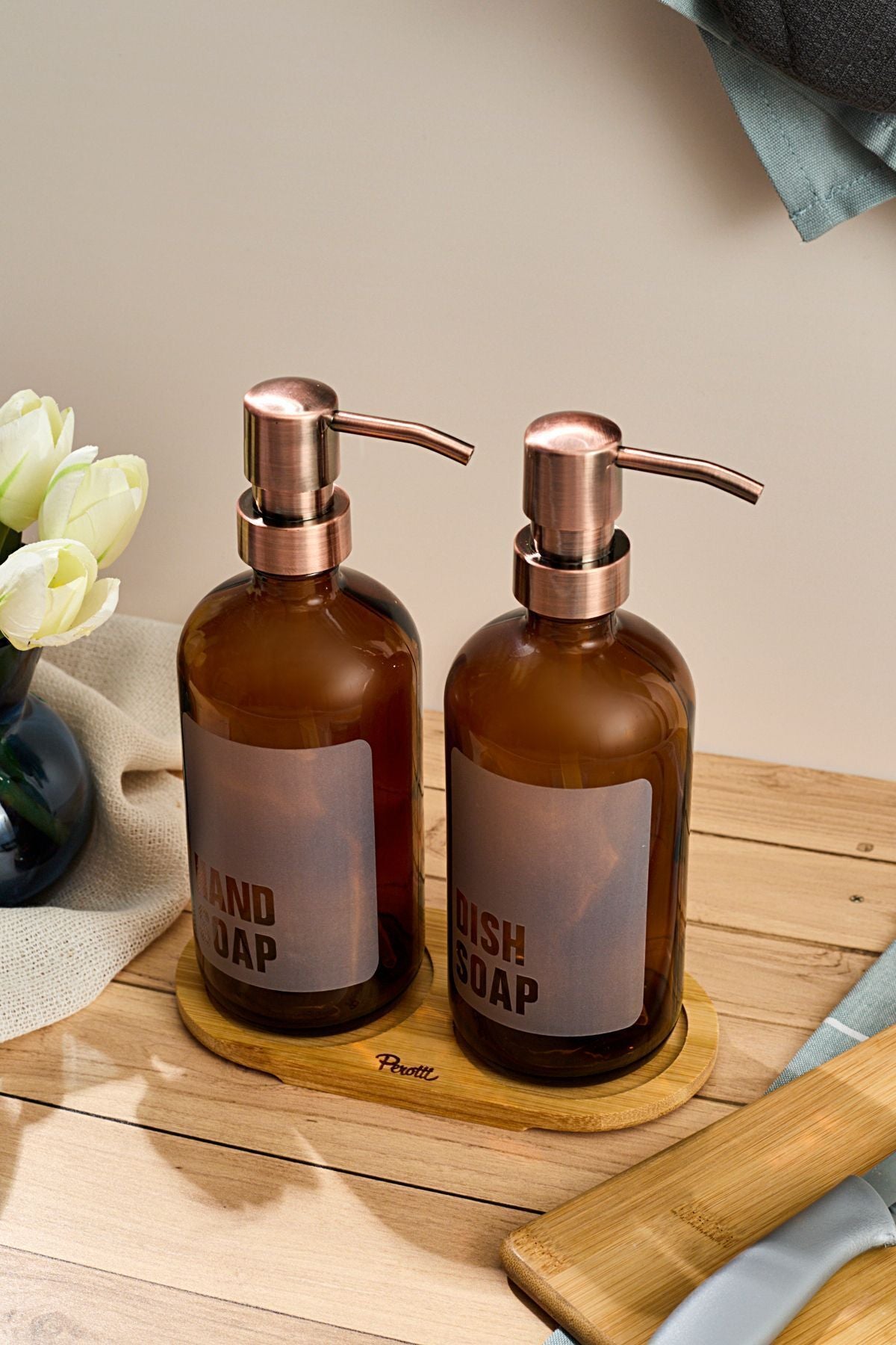 Lozione 2 Piece Amber Kitchen Liquid Soap Dispenser Set 500ml 500ml With Bamboo Tray