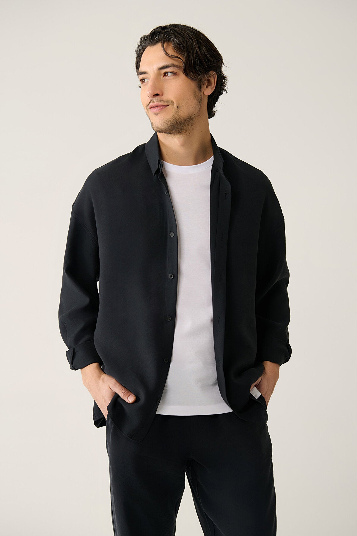 Erkek Siyah Soft Touch Alttan Britli Yaka Soft Touch Oversize Fit Gömlek A41Y2168