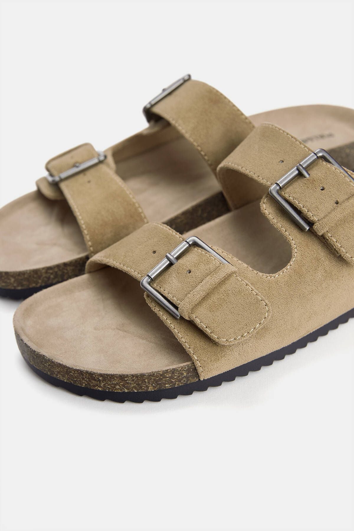 Flat slippers with buckle