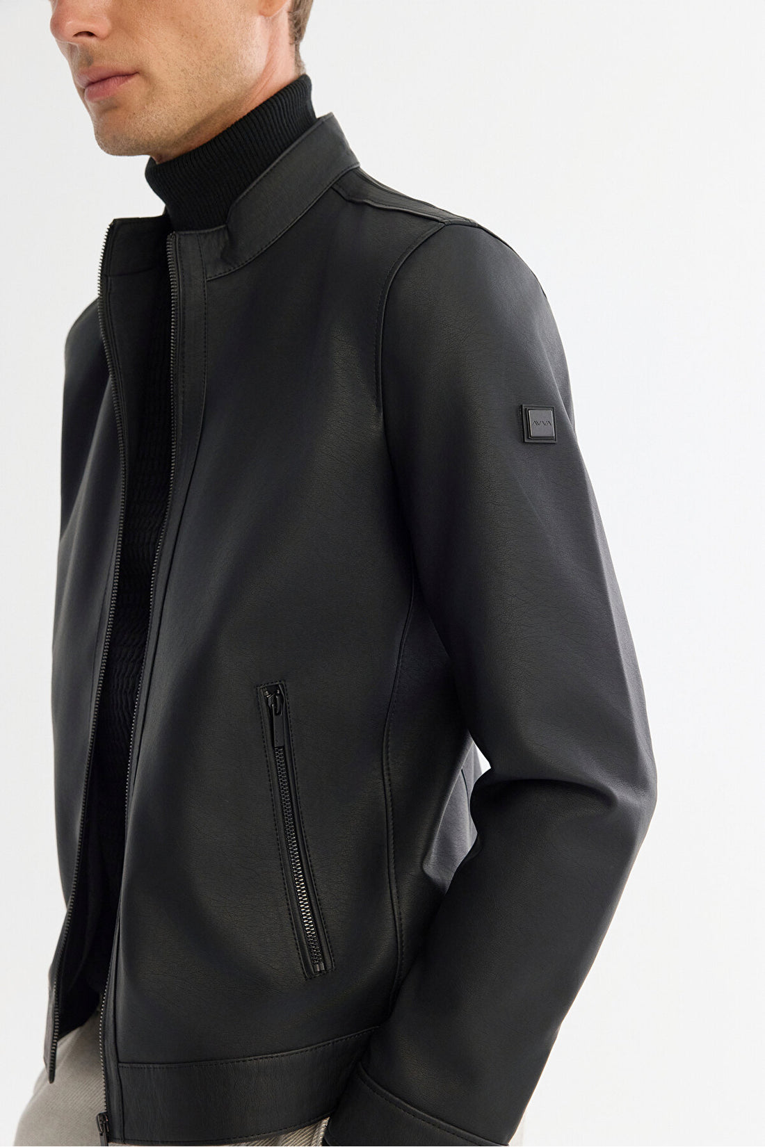 Erkek Siyah Dik Yaka Fermuarlı Deri Görünümlü Mevsimlik Comfort Fit Mont B006005