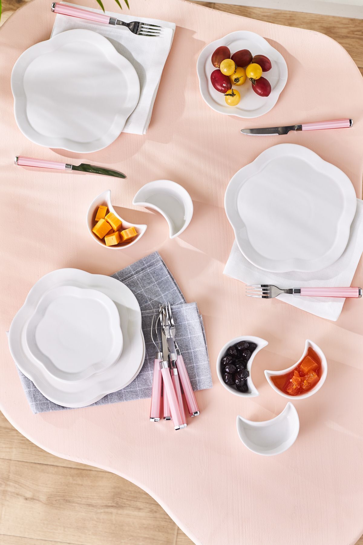 Rolly 18 Piece 4 Person Porcelain Breakfast Serving Set