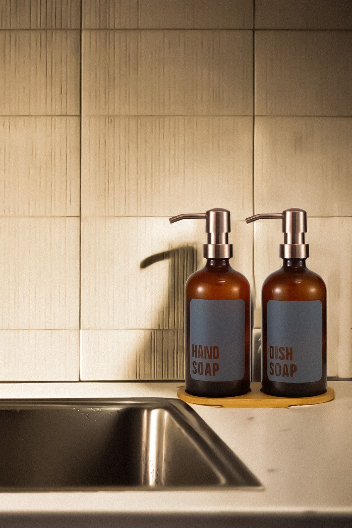 Lozione 2 Piece Amber Kitchen Liquid Soap Dispenser Set 500ml 500ml With Bamboo Tray