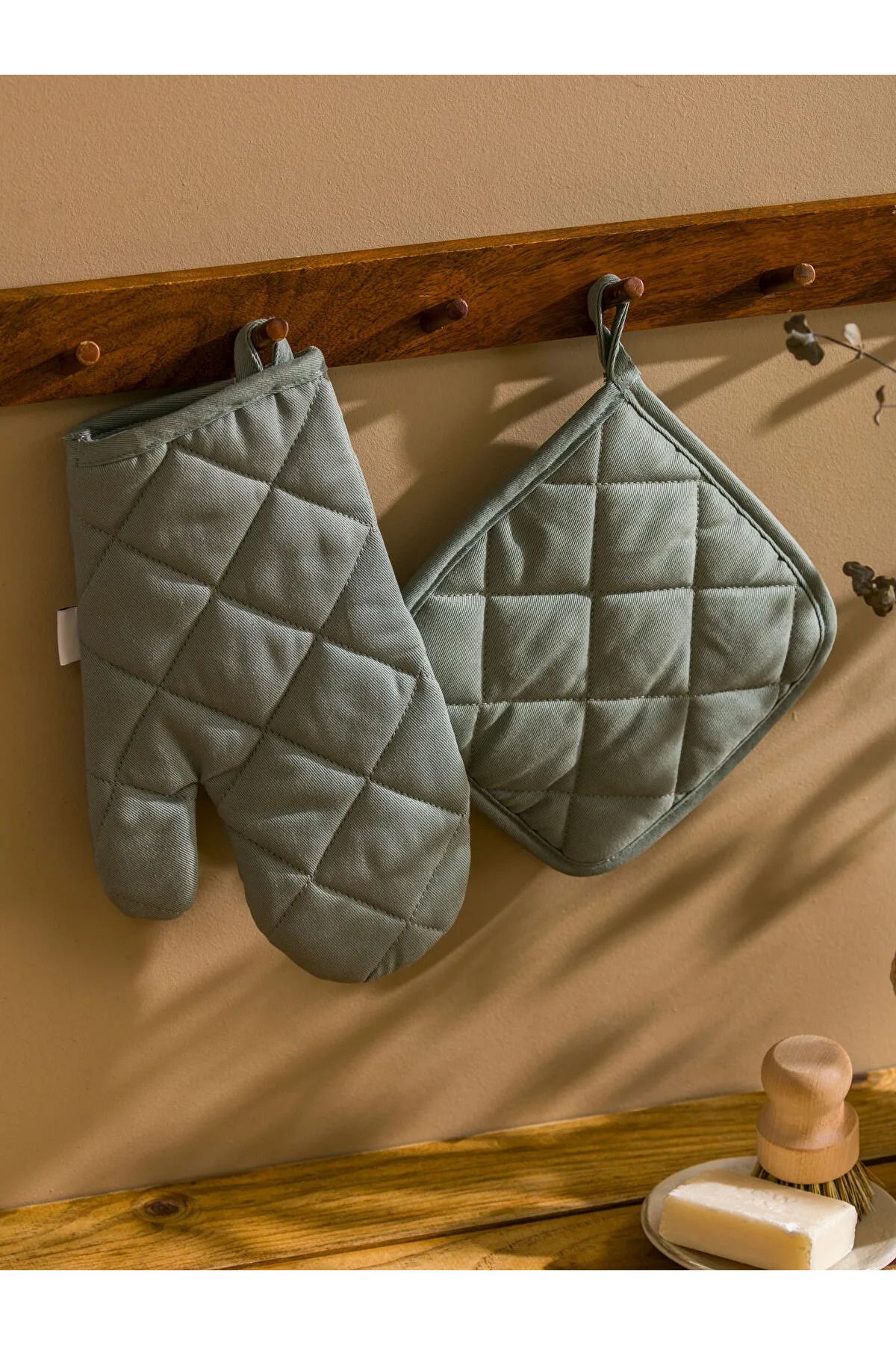 LCW HOME Green Embroidered Oven Glove and Handle