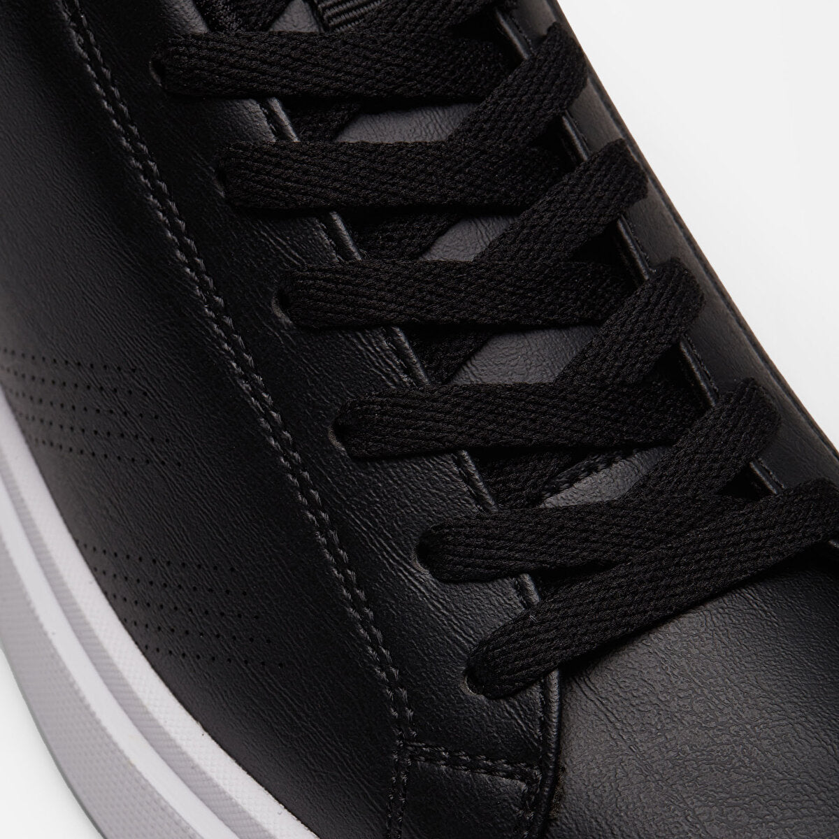 Loyal 2 Women Sneaker Shoes