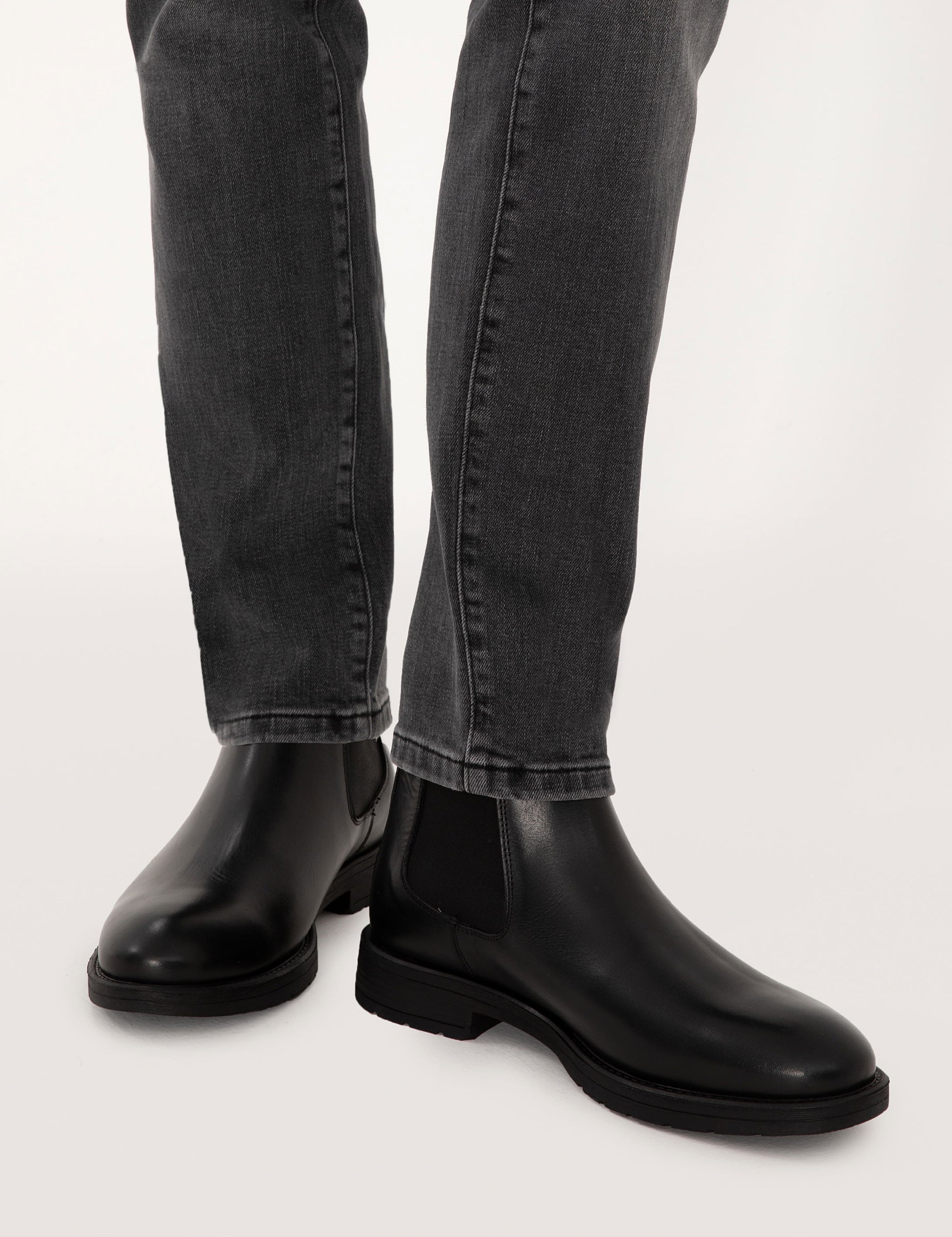 Black 100% Leather Rubber Sole Chelsea Boots