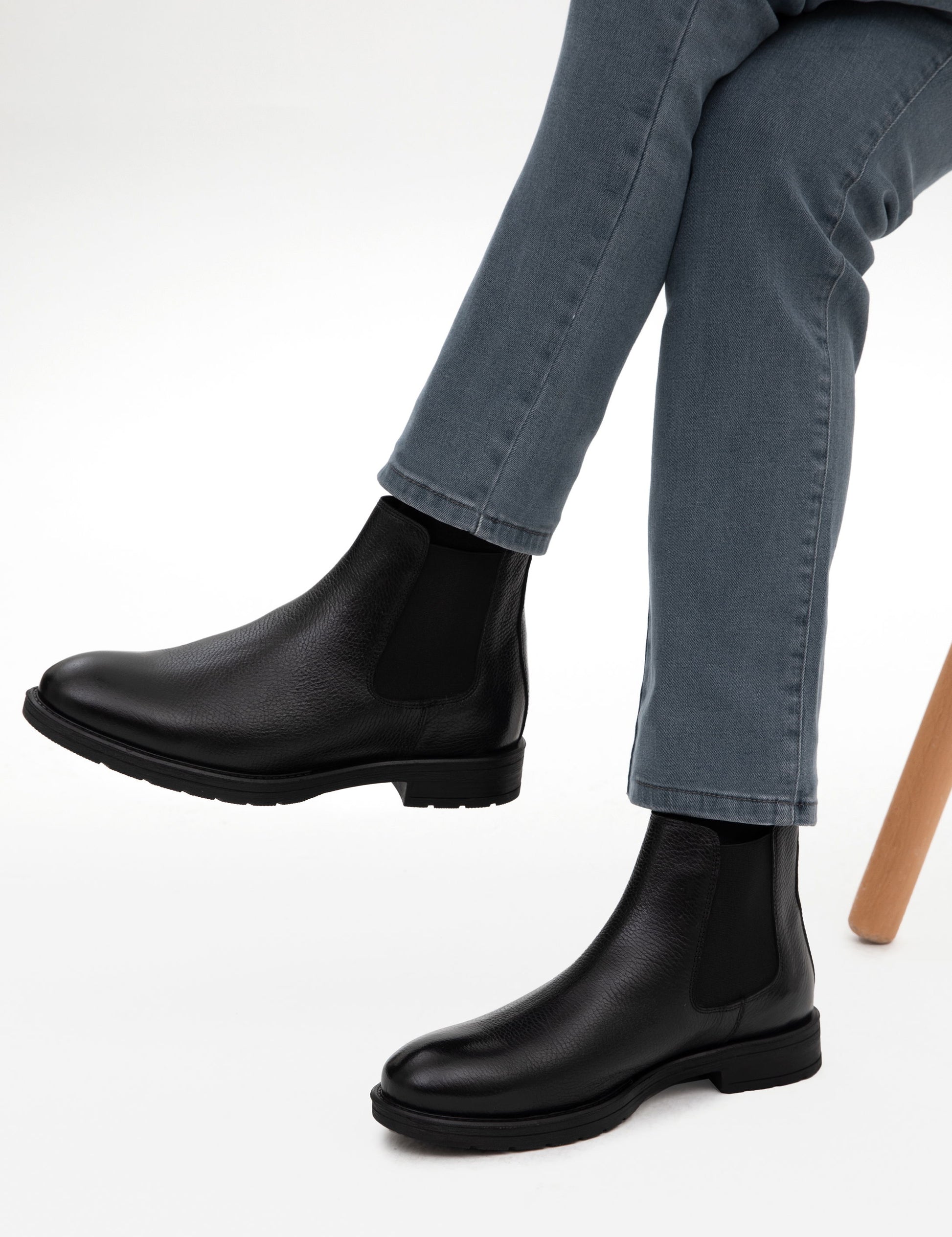 Black 100% Leather Rubber Sole Chelsea Boots